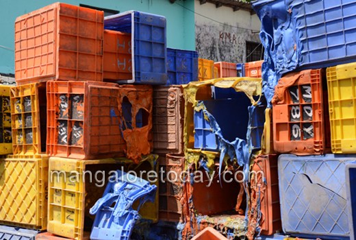 Miscreants torch nearly 500 fish crates at Bunder    1